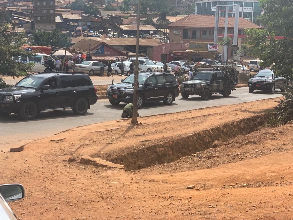 Photos: Man ‘Jumps’ onto Museveni’s Convoy at Mulago
