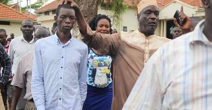 Besigye Celebrates Jinja RDC’s Incarceration