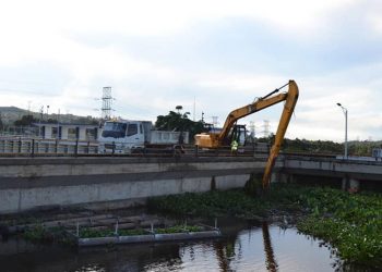 Photos: UPDF Engineers Begin Clearing Floating Island at Nalubale Dam