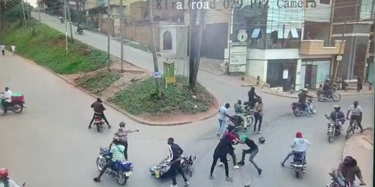 VIDEO: 14 Boda Boda riders rob Indian National shs.5M in Kamwokya 