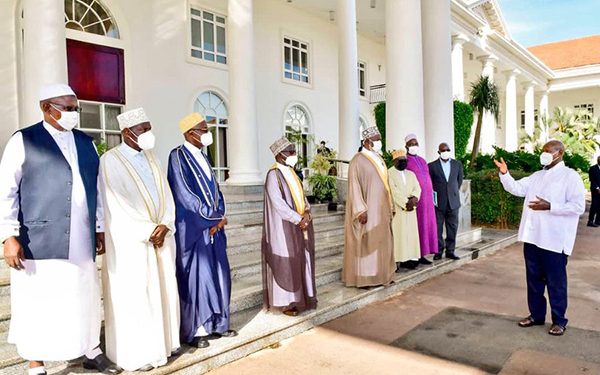 Museveni reunites Kibuli- UMSC Muslim factions; Sign agreement to Form one Body