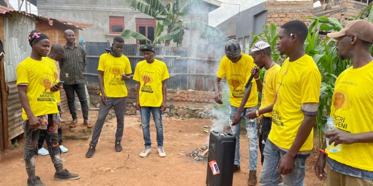 DIPO ku DIPO: Damulira’s Ghetto Youth Roll out Door-to-Door Mobilisation Drive for Museveni 