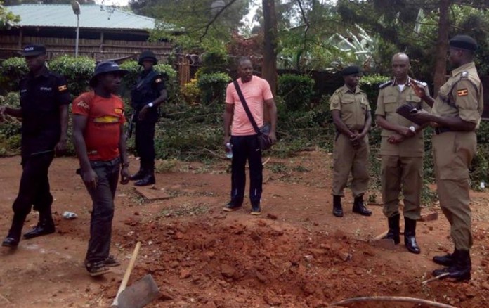 Kayihura supervises Centenary Park demolition