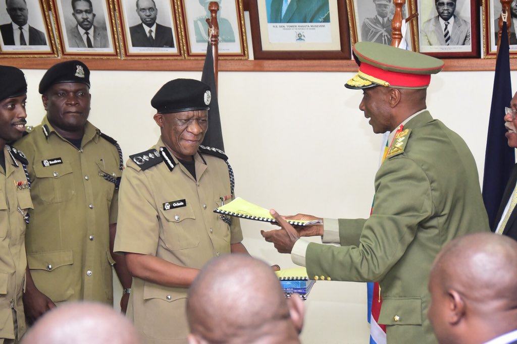 Kayihura Apologises to Besigye over Repeated Arrests
