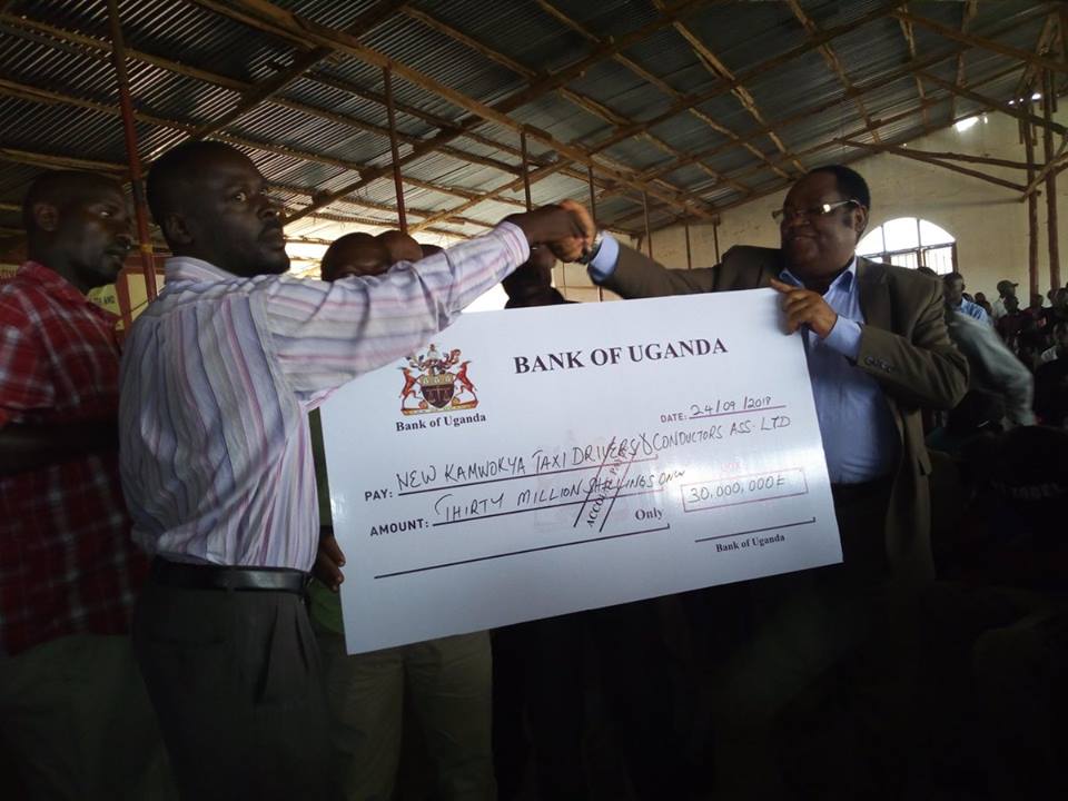 Kamwokya Youth Receive shs100m Museveni Cash