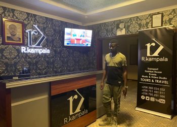 New City Moneybags, Robert Kampala, Flaunts Dollars, Injects cash in King Michael concert