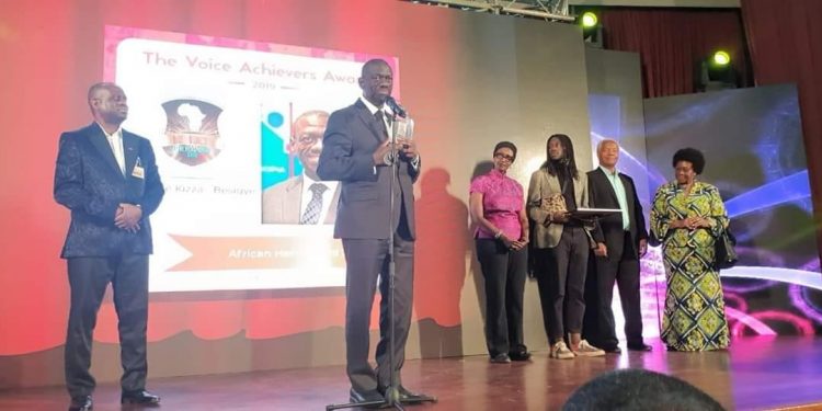 Besigye Receives “The Voice Achievers Award” in Kenya