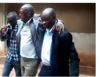 Video: Tumukunde Carried to Court by his Lawyers