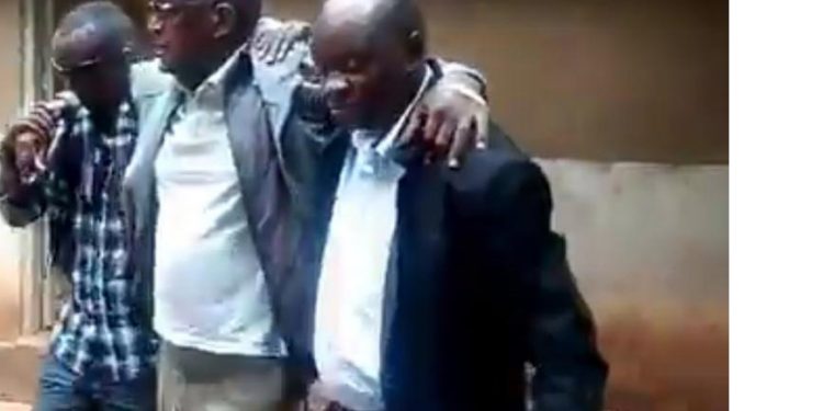 Video: Tumukunde Carried to Court by his Lawyers