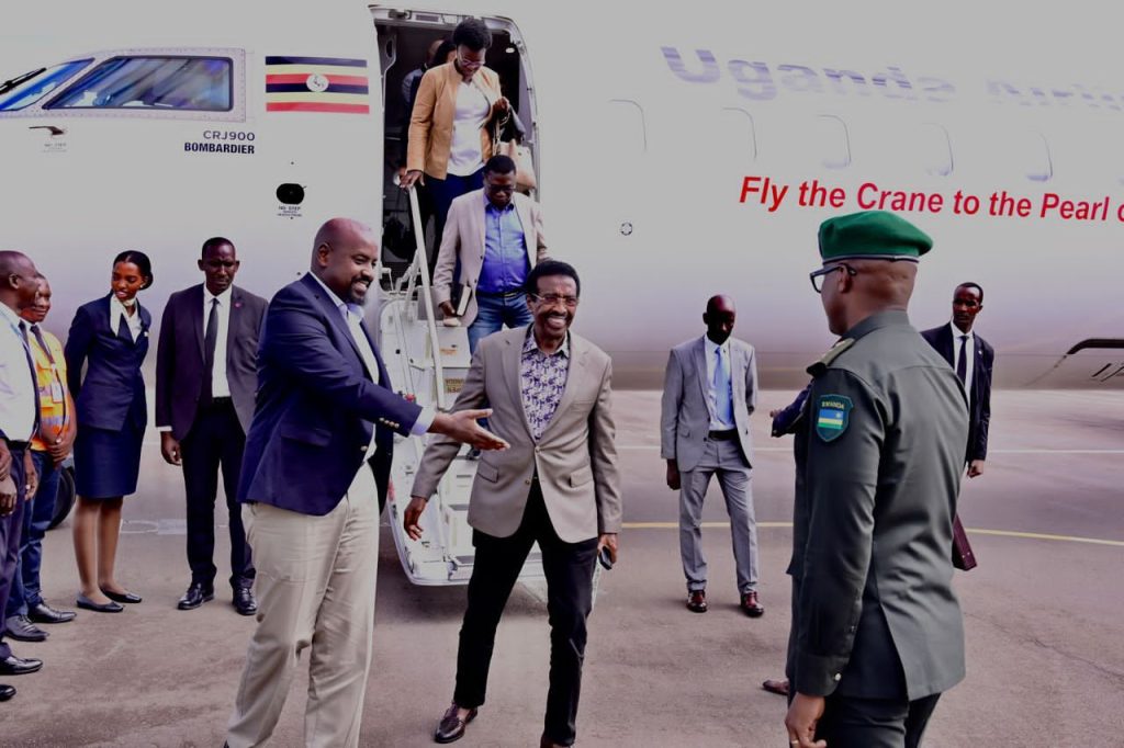 Muhoozi introduces Minister Jim Muhwezi to Commander of Rwanda Republican Guard 